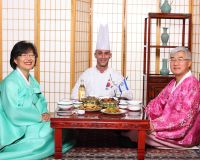 שף צ'רלי פדידה עם שגריר קוריאה ורעייתו