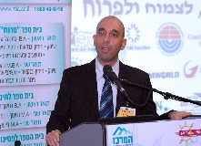 שאול צמח נואם בכנס. צילום רמי חכם