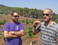 ששון בן אהרון (מימין), ואבנר חונך כרם מירב