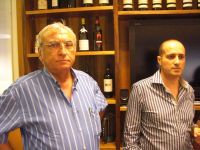 אלכס הרוני מימין, ומשה חביב - יקב דלתון