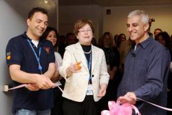 מימין: דני בן עטר - מנכ"ל אינטל קרית גת, מקסין פסברג, עמיר קסוס