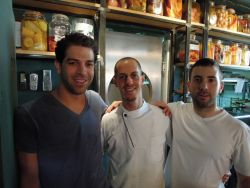 מימין לשמאל: תמיר, תמיר חכים, חן חכים
