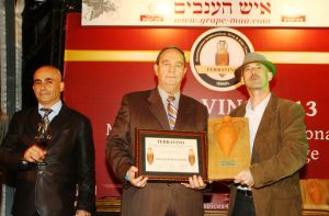 אברהם בן משה  מקבל את האות המיוחד