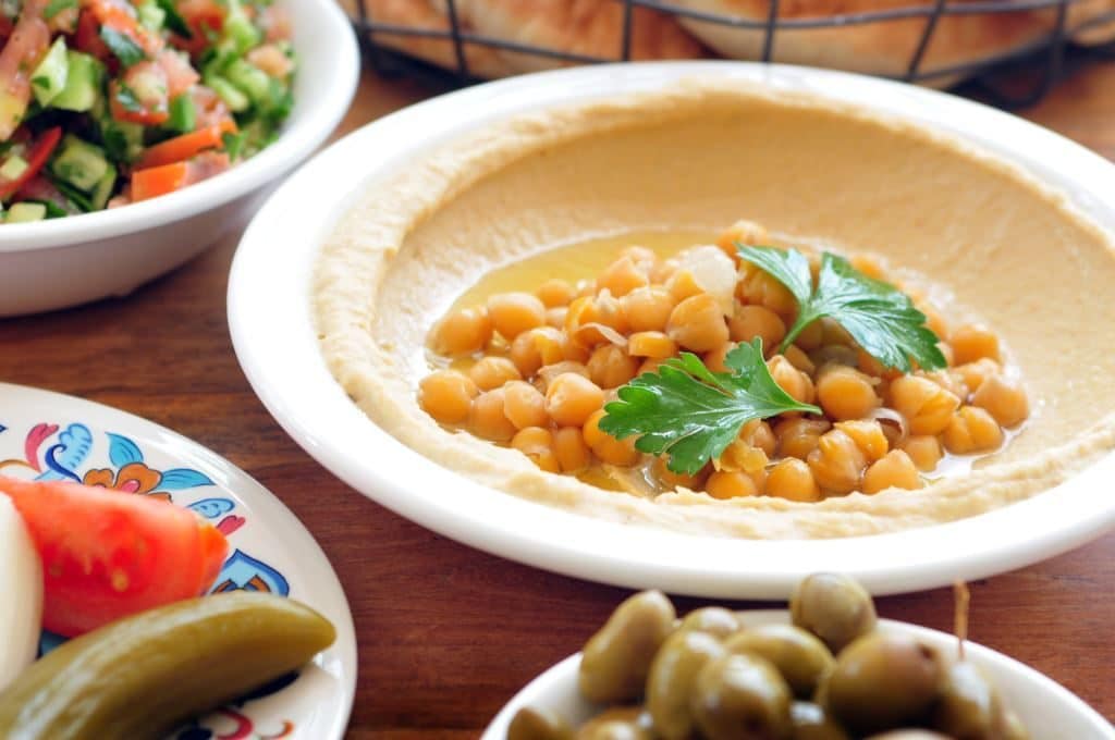 שמונה מנות חומוס שונות
