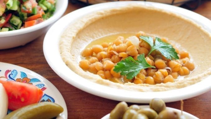 שמונה מנות חומוס שונות