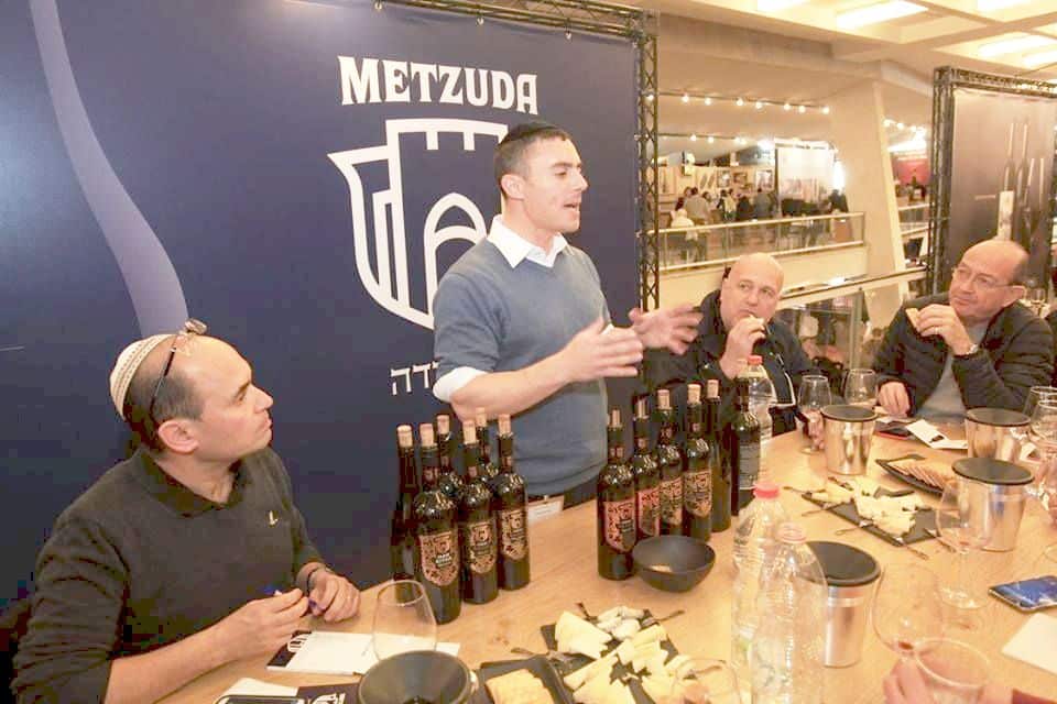 היינן יוסי אייזיקוביץ' בתערוכת סומלייה 2017. צילום איל גוטמן