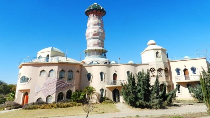 במרכז קיבוץ נאות סמדר מתנשא לתלפיות בית האומנויות