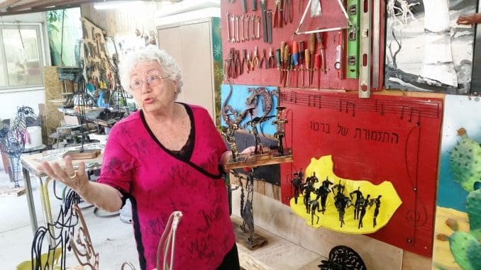 ציפי דינרמן ואברהם רוזנפלד הקימו גלריית אמנות רב שימושית בחצר ביתם