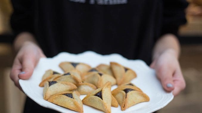 בצק פריך על בסיס חמאה הוא המשותף לכל אוזני המן של הרשת, והמילויים משתנים