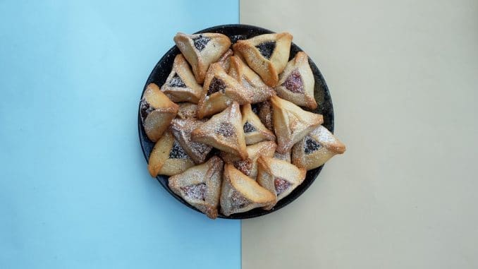 השילוב של קוקוס ושוקולד הוא אחד השילובים המוצלחים בין החטיף הידוע לבין המאכל היהודי המסורתי
