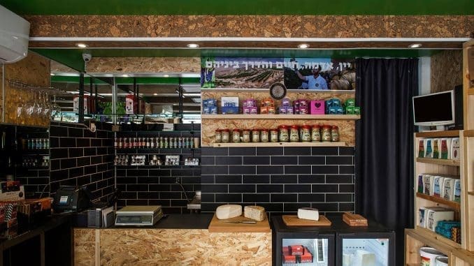 לאחר שכל השנים מכר ענבי יין משובחים ליקבים אחרים, החליט לקחת מהטוב הזה ולעשות יין