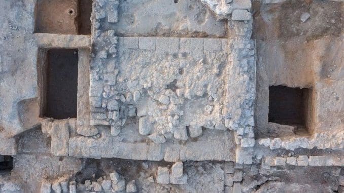 מסד של מזבח אבן גדול אשר ניצב בתוך היכל פתוח לשמיים