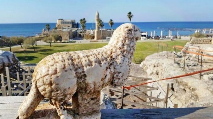 פסל אַיִל שהתגלה בסמוך לקמרונות שבחזית במת המקדש