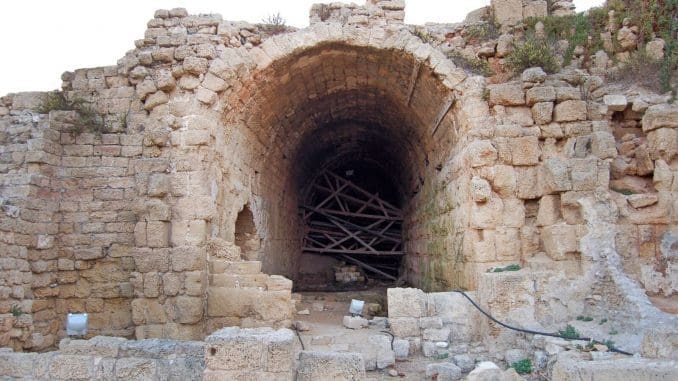 בין האולמות הוקמה מערכת קמרונות שנשאו על גבה גרם מדרגות מונומנטלי