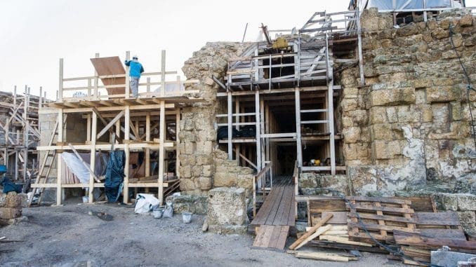 תחילת עבודות שימור הקמרונות שבחזית במת המקדש שבנה הורדוס לקיסר אוגוסטוס והאלה רומא