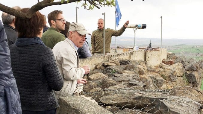 קצין או"מ מסביר על סוריה ממרומי הר בנטל