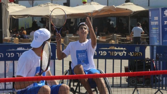 טניס בכיסאות גלגלים