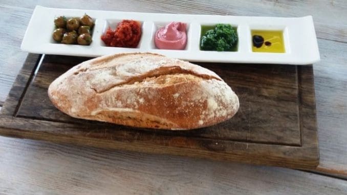 לחם הבית ומיני מטבלים