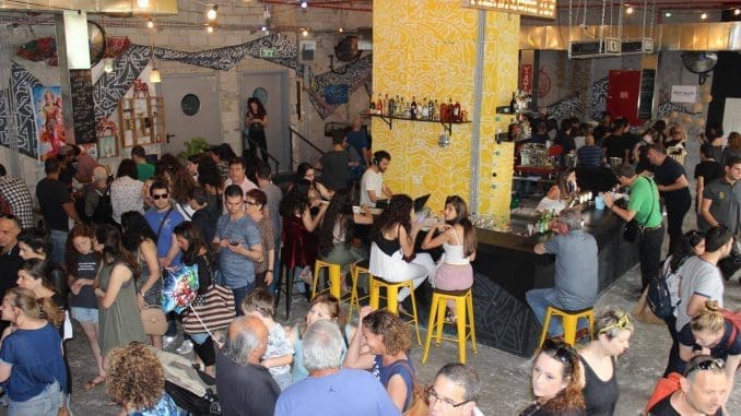 הדוכנים ממוקמים בשולי החלל שבמרכזו בר ואזורי ישיבה, ויהיה מלא בבליינים בסופי שבוע  
