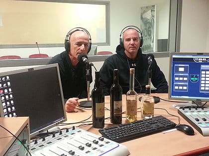 אמיר סריג (מימין) יינן יקב סריג מתארח ב"ג'אז אדום לבן" – תכנית הרדיו של יוסי נאור בקול יזרעאל וקול נתניה