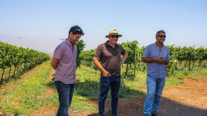 תמיר בושניצקי (במרכז) מנכ"ל יקב בנימינה עם הייננים שלו