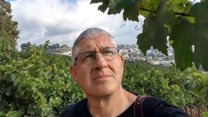 פעם אחת לפני המצלמה ולא מאחוריה