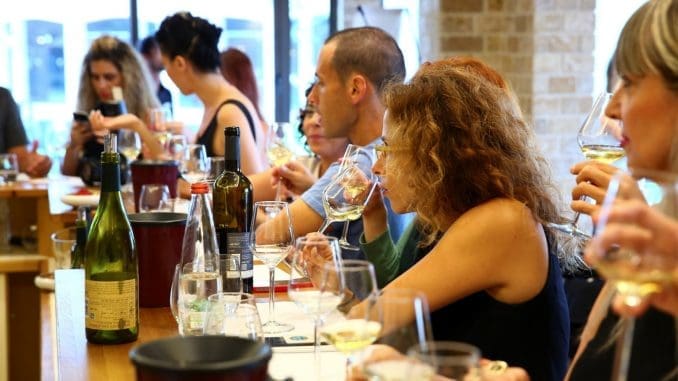 סדנה קולינרית של יינות וטעימת גבינות בחדר היין של גליליון