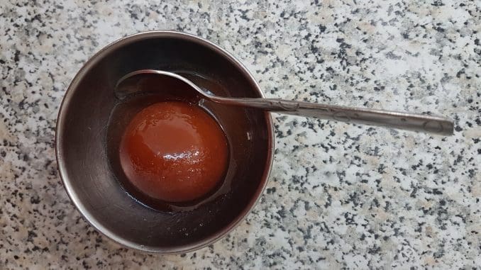 גולב זאמון - כדור חלב הטבול בסירופ ורדים מתוק