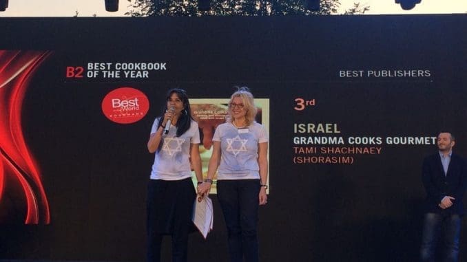 הספר ותמי שכנאי, יו"ר קבוצת שורשים, זכו לתשואות רבות מהקהל ורבים מהמשתתפים בתחרות