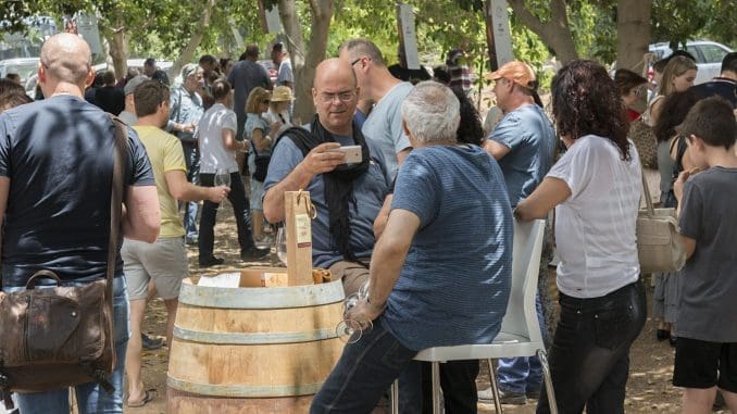 המציגים יפתחו את בקבוקיהם, יזמינו לטעום את היינות ויספרו את סיפורם