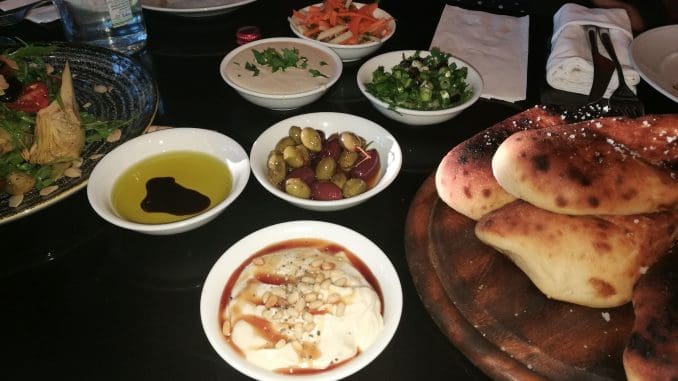 אוחנה מגיש סלטים שלא נס ליחם, והוא מראה כי אפשר גם אפשר