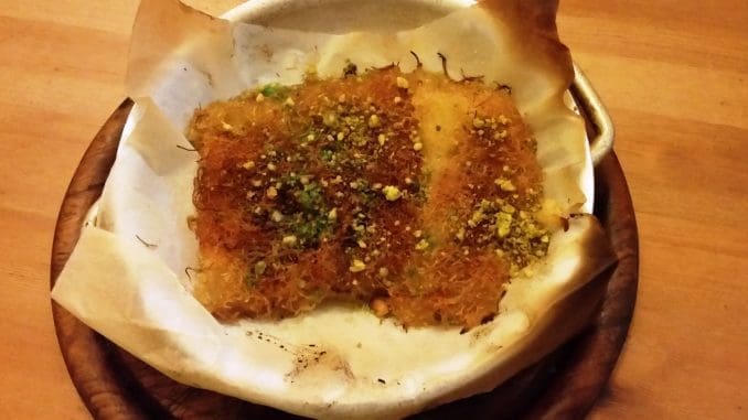 כנאפה מסורתית משערות קדאיף, שקיבלה אף היא את מגע הזהב של עדנאן