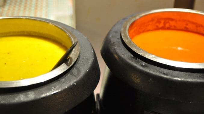 מרק עגבניות קרמי ועדין מאוד, ומרק עדשים עם מבחר זרעי תבלין