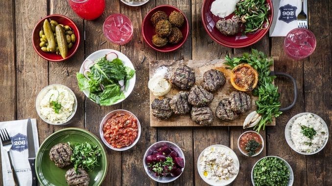 ארוחת קבב ערבי ללא תחתית לארבעה סועדים