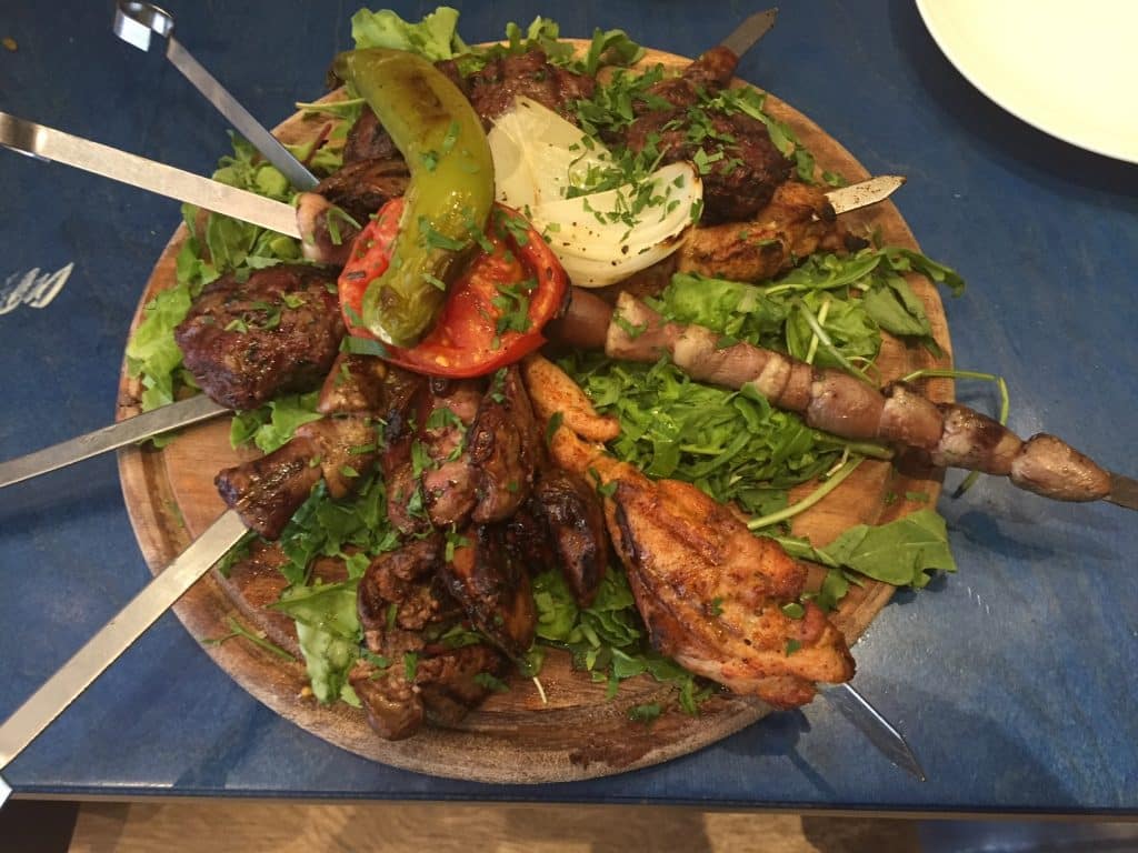 ואז הגיע מגש הבשרים ועליו כל הכבודה