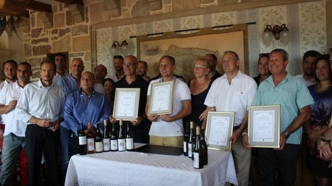 מחזיקים תעודות מימין לשמאל: עפר בר און, אישטון פטרני מיקב Petranyi ההונגרי, שגריר הונגריה בישראל (דאז) ד"ר אנדור נאג', זורי ארקין מיקב ברבדו - בטקס החתימה על האמנה ליקבים תאומים בין ברבדו לפטרני