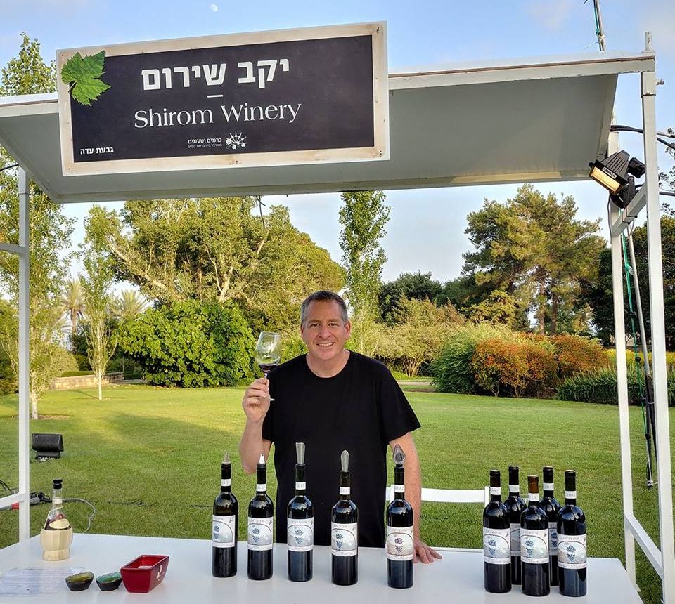יקב קטן מגבעת עדה, הטעים את יינות המרלו שליאב מייצר מהשנים 2007, 2013 ו- 2015