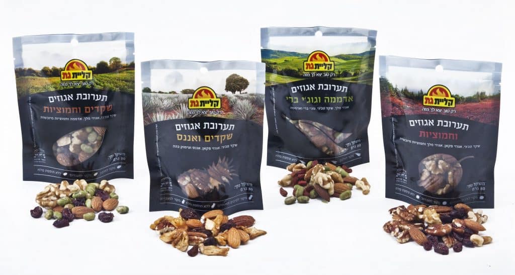 ארבעה מוצרים: תערובת אגוזים, שקדים ואננס; תערובת אגוזים וחמוציות; תערובת אגוזים, שקדים וחמוציות; ותערובת אגוזים, אדממה וגוג'י ברי