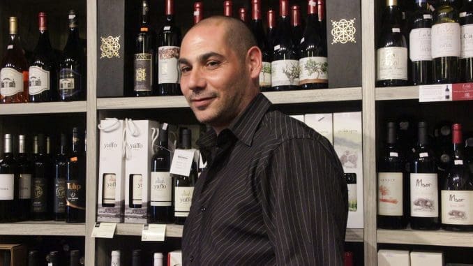 תומר לוי, המשווק של יקב יפו, הגיע לנתיב היין כדי להטעים ממגוון יינות היקב