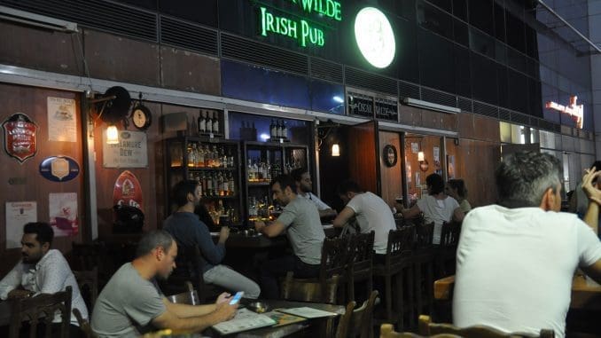 בשעות הערב פונה לצעירים ומבוגרים מגיל 24 ומעלה, האוהבים להתנסות בטעמי אלכוהול מעניינים באווירה קצבית נהדרת