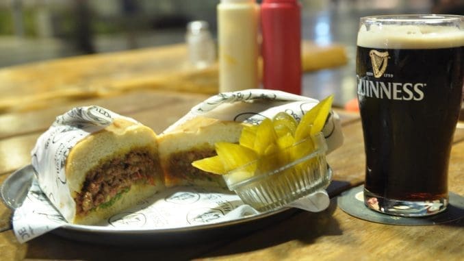 כריך סלופי ג'ו - בשר טחון ברוטב ברביקיו עם איולי וויסקי (48 ₪) - מנת פאב מושלמת