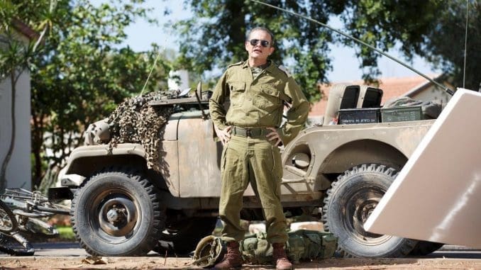 קצין הצבא לא מצליח להשתחרר מהרגליו לפקד, וכך הופכים עובדי "פרימור" לפקודיו הטירונים