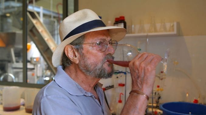 בשנת 1988 נטע אלי בן זקן את הכרם הראשון בחצר ביתו ברמת רזיאל