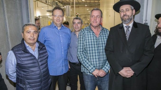 אולי לבדוק את המזוזה? בהשקת היקב באלון תבור – מימין הרב הראשי דוד לאו, אייל בצר – ראש המועצה האזורית עמק יזרעאל, גלעד הלוי – יו"ר היקב, פייר בסנינו - משקיע