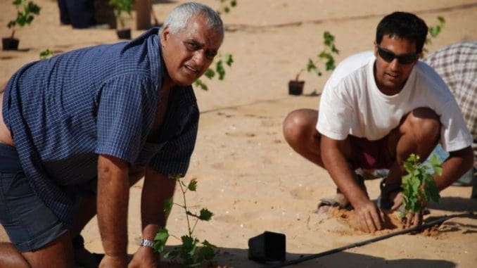 אבא אלון והבן יוגב צדוק - תכלס מפריחים את השממה