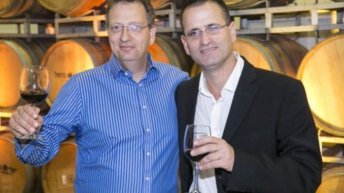 גלעד הלוי (משמאל) עם הדירקטור רון הדסי