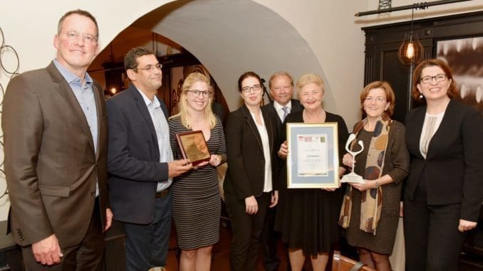 מימין לשמאל: רומנה אשנספרגר, אווה ראפס, רנה זלצמן, וולפגנג יונגלאס, סנדרה סימוביץ', מאלנקה שטנר, חי וורטמן, מיכאל אבלינג