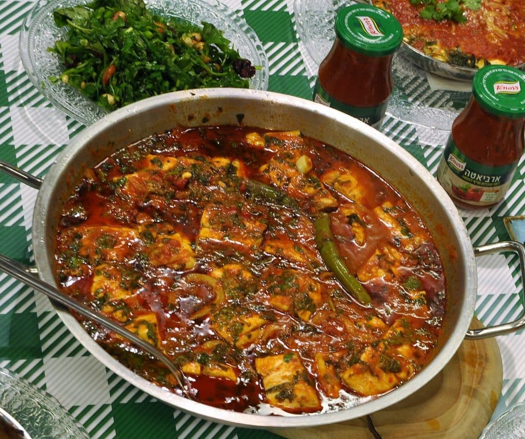 סיר דגים מהיר לשבת ברוטב שקשוקה. בישול וצילום איריס לוי
