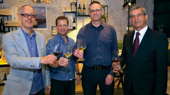 מימין לשמאל: אורי שקד, יאיר שפירא מנכ"ל יקב רמת הגולן, ויקטור שונפלד היינן הראשי, נועם יעקובי מנכ"ל יקב רקנאטי
