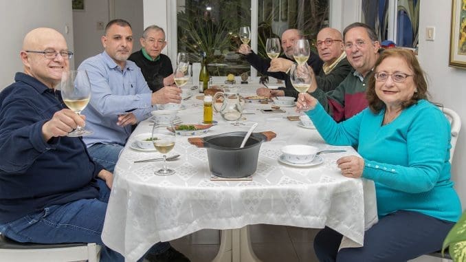 מציינים את הקמת תא עיתונאי היין: מימין לשמאל אופירה בירון המארחת, ישראל פרקר, יונתן לבני, מיכאל (מימי) בן יוסף, רן בירון, אלון גונן, רני רוגל. צילום איל גוטמן